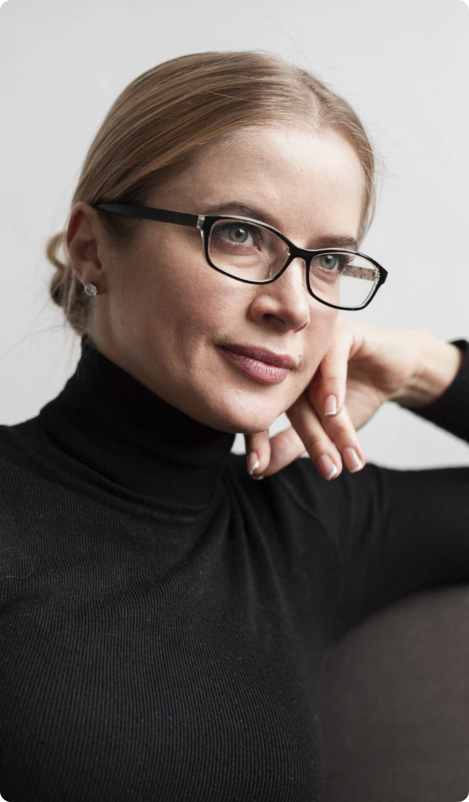 Kobieta z okularami myśli